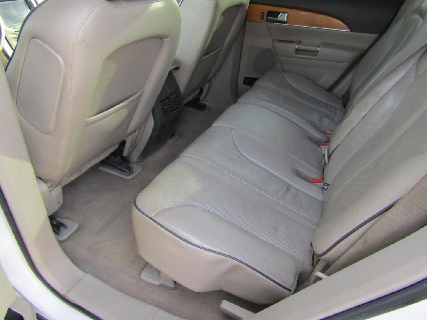 2011 White /Gray Lincoln MKX FWD (2LMDJ6JK4BB) with an 3.7L V6 DOHC 24V engine, Automatic transmission, located at 15016 S Hwy 231, Midland City, AL, 36350, (334) 983-3001, 31.306210, -85.495277 - Photo#4