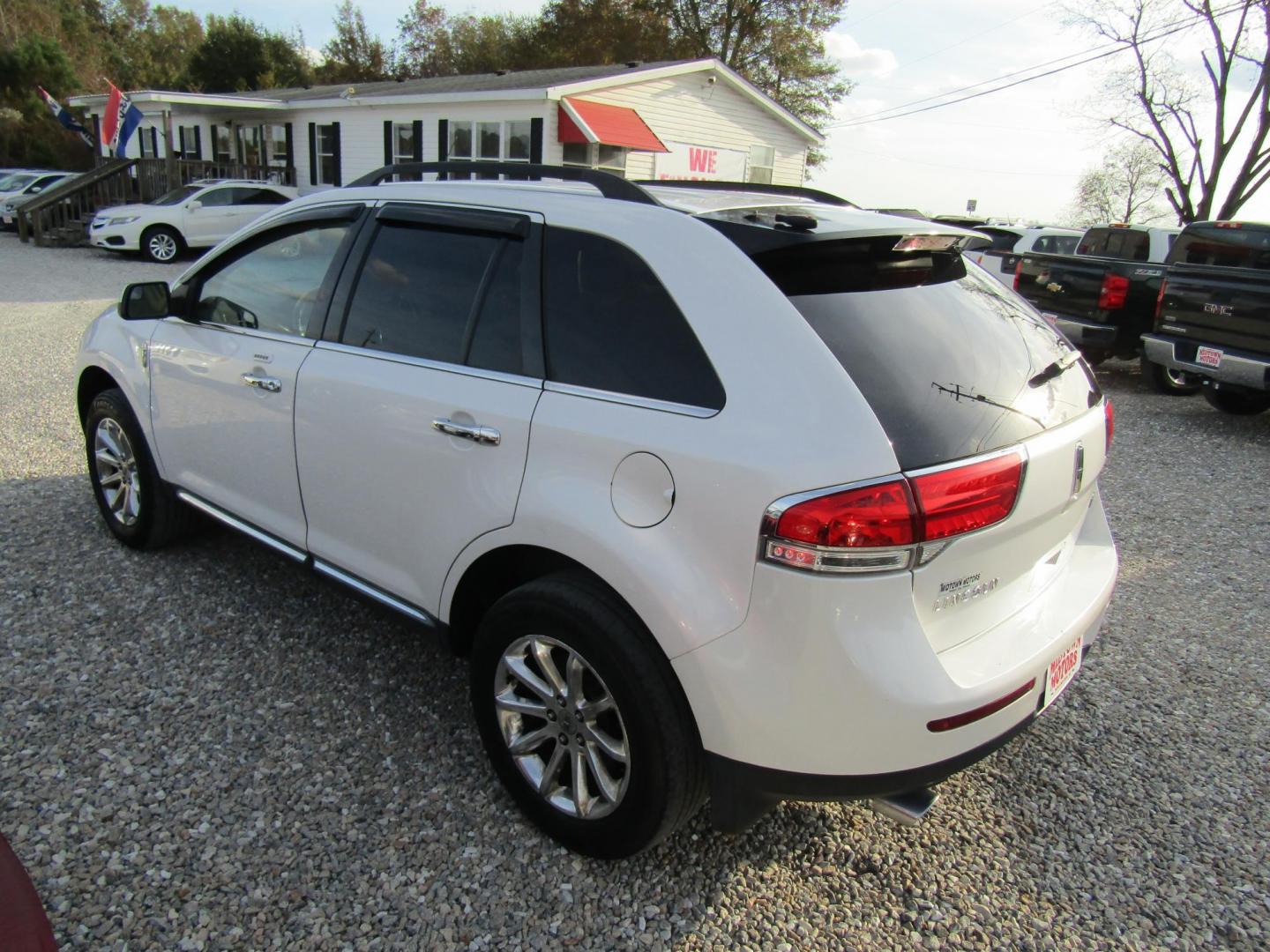 2011 White /Gray Lincoln MKX FWD (2LMDJ6JK4BB) with an 3.7L V6 DOHC 24V engine, Automatic transmission, located at 15016 S Hwy 231, Midland City, AL, 36350, (334) 983-3001, 31.306210, -85.495277 - Photo#5
