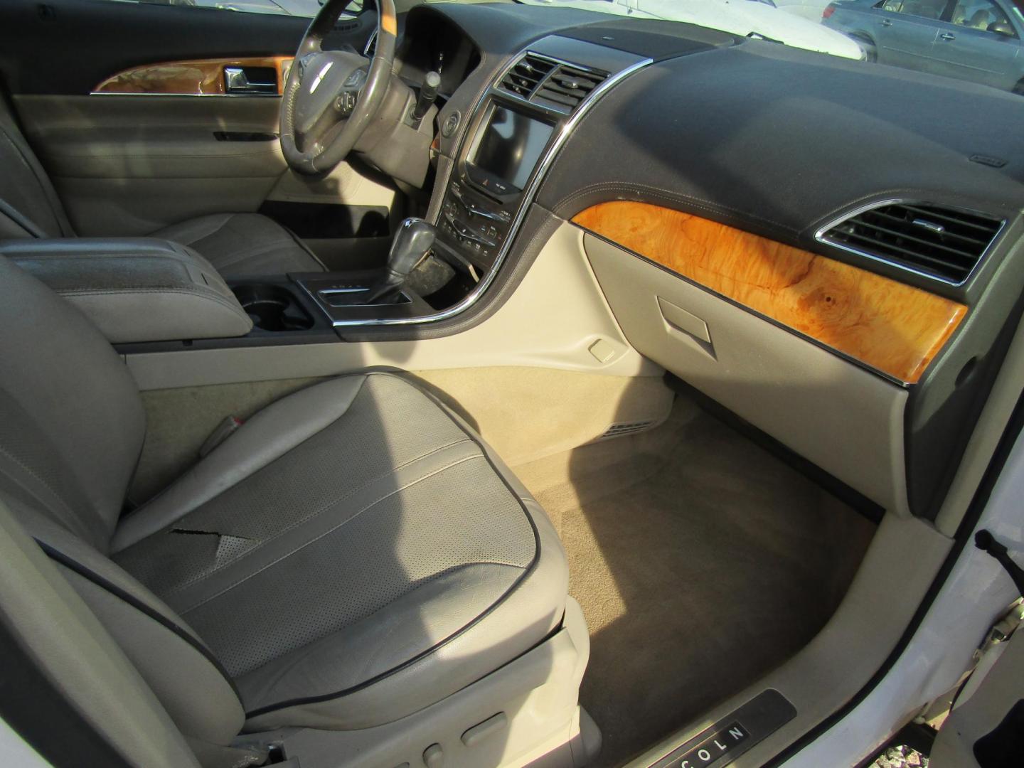 2011 White /Gray Lincoln MKX FWD (2LMDJ6JK4BB) with an 3.7L V6 DOHC 24V engine, Automatic transmission, located at 15016 S Hwy 231, Midland City, AL, 36350, (334) 983-3001, 31.306210, -85.495277 - Photo#9