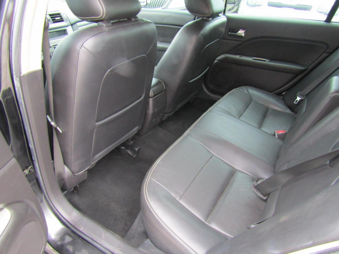 2011 Black /Black Ford Fusion I4 SEL (3FAHP0JA4BR) with an 2.5L L4 DOHC 16V engine, Automatic transmission, located at 15016 S Hwy 231, Midland City, AL, 36350, (334) 983-3001, 31.306210, -85.495277 - Photo#4