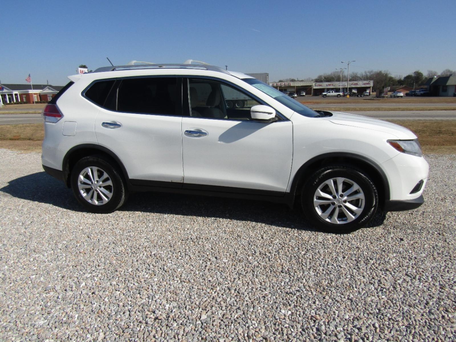 2016 White /Tan Nissan Rogue S 2WD (KNMAT2MTXGP) with an 2.5L L4 DOHC 16V engine, Automatic transmission, located at 15016 S Hwy 231, Midland City, AL, 36350, (334) 983-3001, 31.306210, -85.495277 - Photo #0