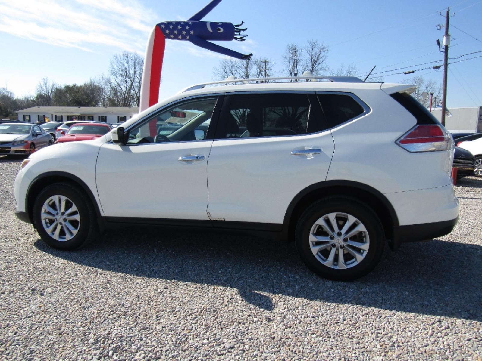 2016 White /Tan Nissan Rogue S 2WD (KNMAT2MTXGP) with an 2.5L L4 DOHC 16V engine, Automatic transmission, located at 15016 S Hwy 231, Midland City, AL, 36350, (334) 983-3001, 31.306210, -85.495277 - Photo #5