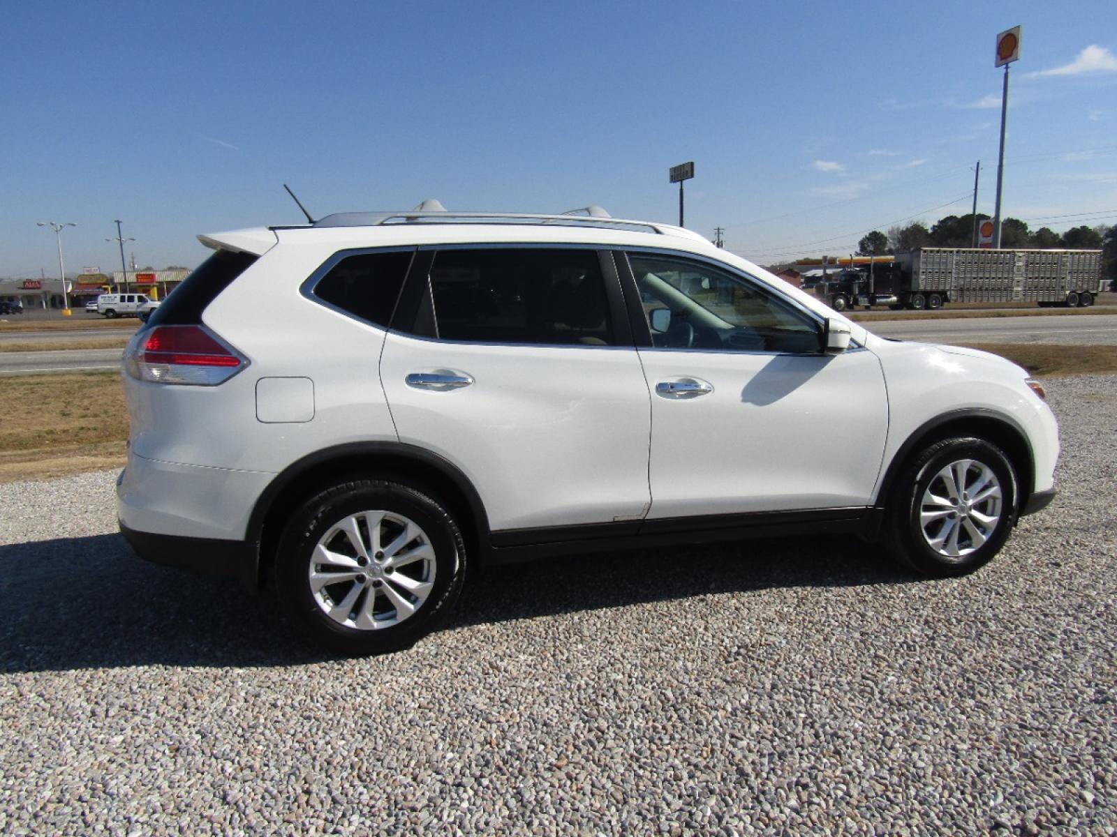 2016 White /Tan Nissan Rogue S 2WD (KNMAT2MTXGP) with an 2.5L L4 DOHC 16V engine, Automatic transmission, located at 15016 S Hwy 231, Midland City, AL, 36350, (334) 983-3001, 31.306210, -85.495277 - Photo #8