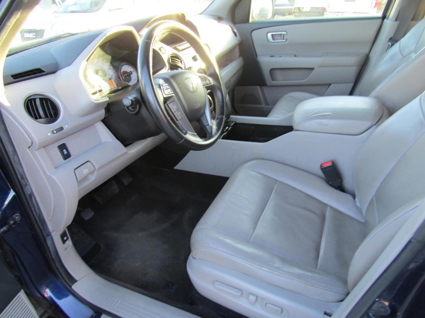 2013 Blue /Gray Honda Pilot EX-L 2WD 5-Spd AT (5FNYF3H54DB) with an 3.5L V6 SOHC 24V engine, Automatic transmission, located at 15016 S Hwy 231, Midland City, AL, 36350, (334) 983-3001, 31.306210, -85.495277 - Photo#3