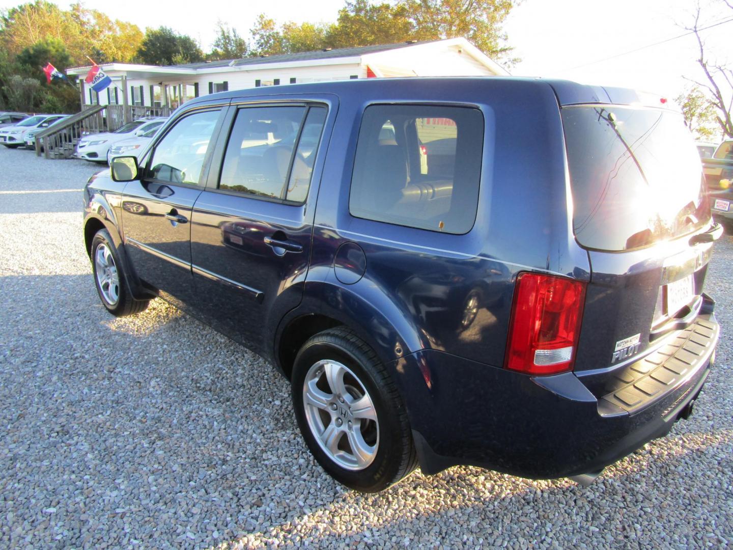 2013 Blue /Gray Honda Pilot EX-L 2WD 5-Spd AT (5FNYF3H54DB) with an 3.5L V6 SOHC 24V engine, Automatic transmission, located at 15016 S Hwy 231, Midland City, AL, 36350, (334) 983-3001, 31.306210, -85.495277 - Photo#5