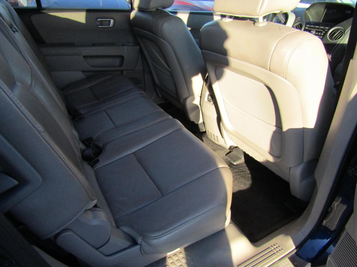 2013 Blue /Gray Honda Pilot EX-L 2WD 5-Spd AT (5FNYF3H54DB) with an 3.5L V6 SOHC 24V engine, Automatic transmission, located at 15016 S Hwy 231, Midland City, AL, 36350, (334) 983-3001, 31.306210, -85.495277 - Photo#8