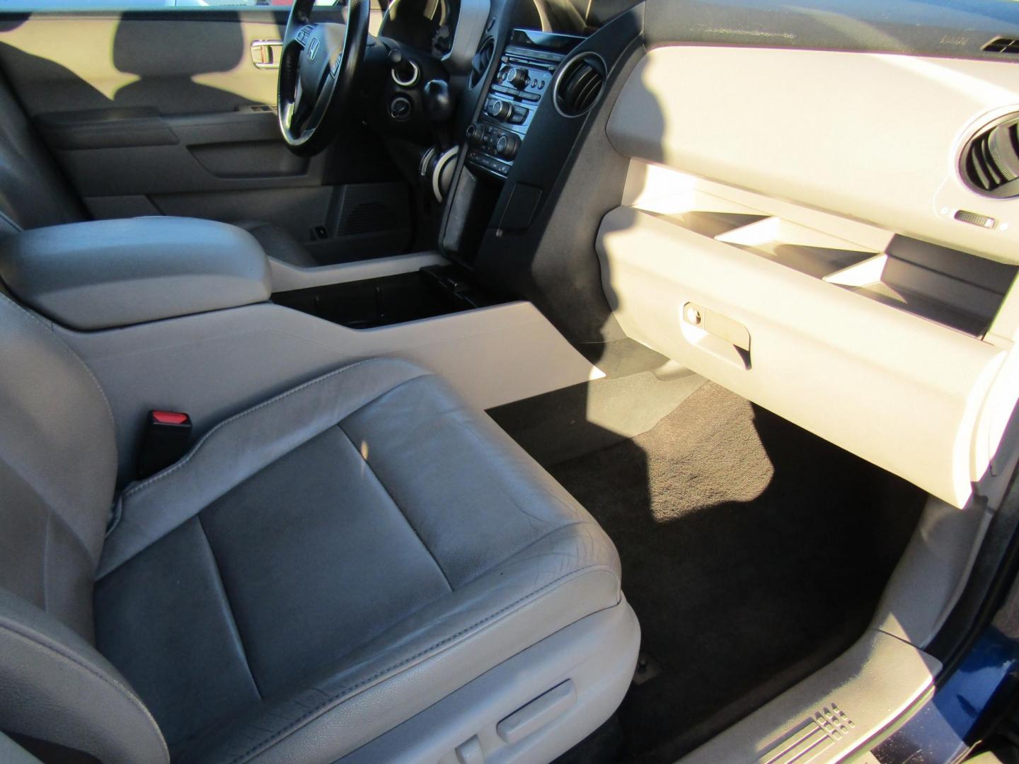 2013 Blue /Gray Honda Pilot EX-L 2WD 5-Spd AT (5FNYF3H54DB) with an 3.5L V6 SOHC 24V engine, Automatic transmission, located at 15016 S Hwy 231, Midland City, AL, 36350, (334) 983-3001, 31.306210, -85.495277 - Photo#9