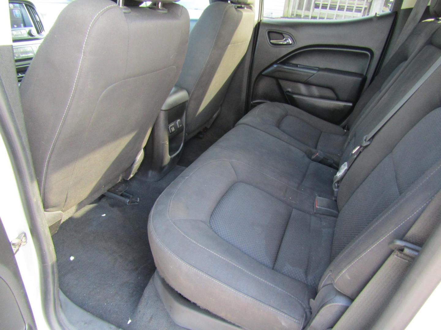 2015 Silver Chevrolet Colorado LT Crew Cab 2WD Long Box (1GCGSBEA1F1) with an 2.5L L4 DOHC 16V GAS engine, Automatic transmission, located at 15016 S Hwy 231, Midland City, AL, 36350, (334) 983-3001, 31.306210, -85.495277 - Photo#4