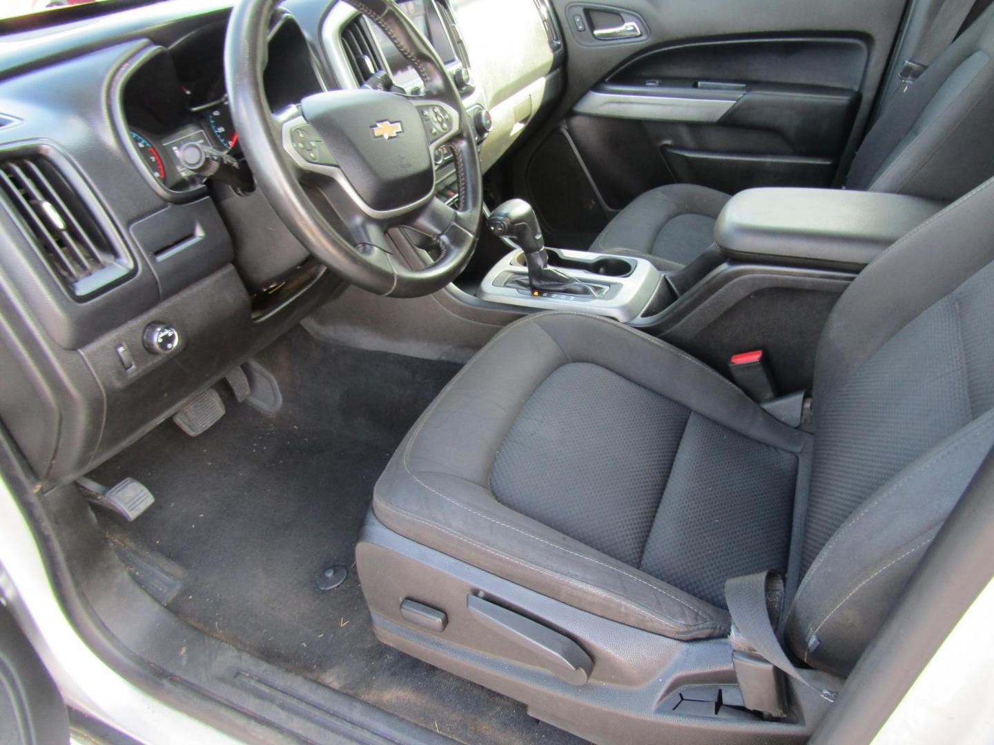 2015 Silver Chevrolet Colorado LT Crew Cab 2WD Long Box (1GCGSBEA1F1) with an 2.5L L4 DOHC 16V GAS engine, Automatic transmission, located at 15016 S Hwy 231, Midland City, AL, 36350, (334) 983-3001, 31.306210, -85.495277 - Photo#3