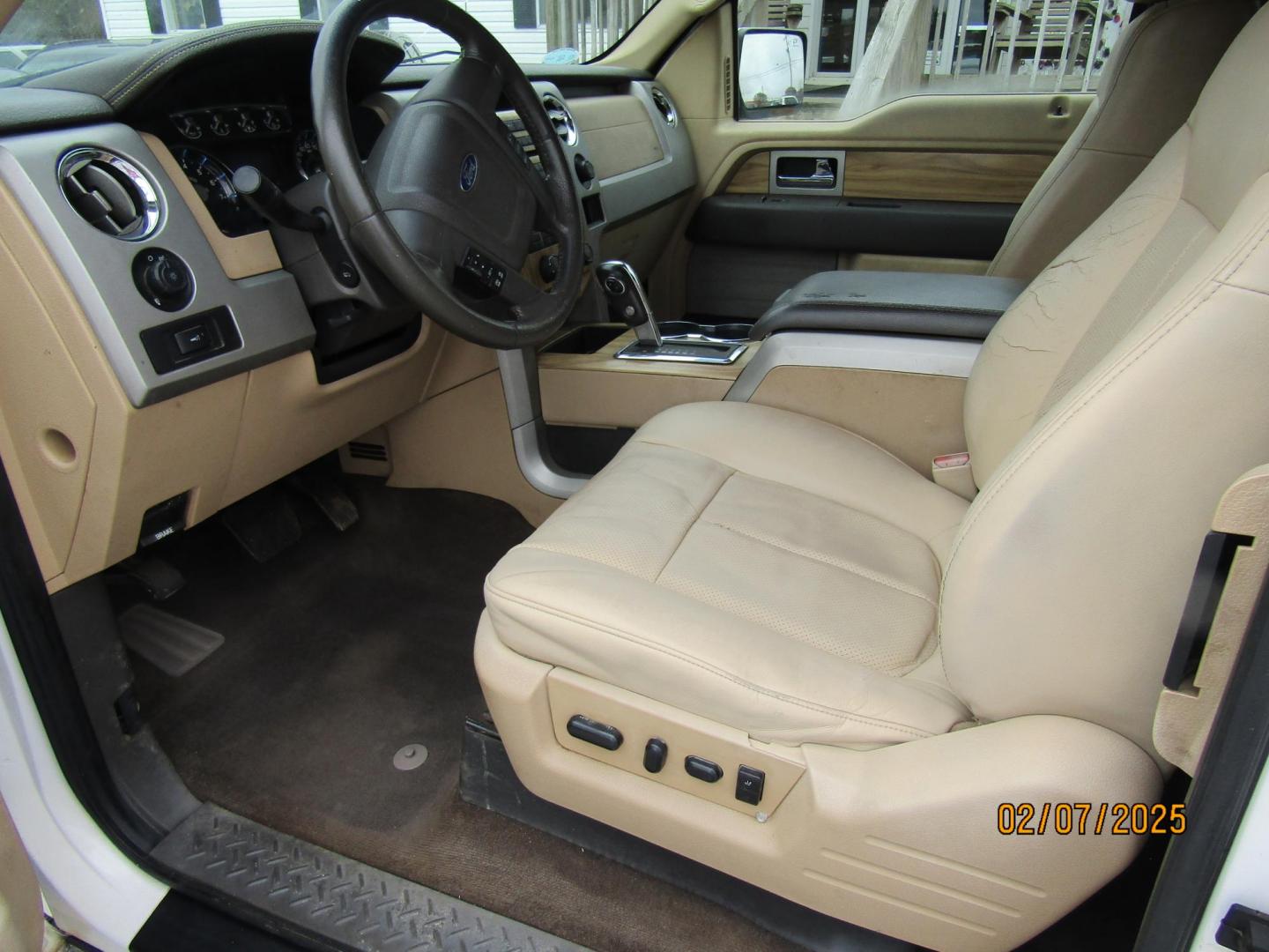 2011 White /Tan Ford F-150 FX2 SuperCab 6.5-ft. Bed 2WD (1FTFX1CF0BF) with an 5.0L V8 engine, Automatic transmission, located at 15016 S Hwy 231, Midland City, AL, 36350, (334) 983-3001, 31.306210, -85.495277 - Photo#3
