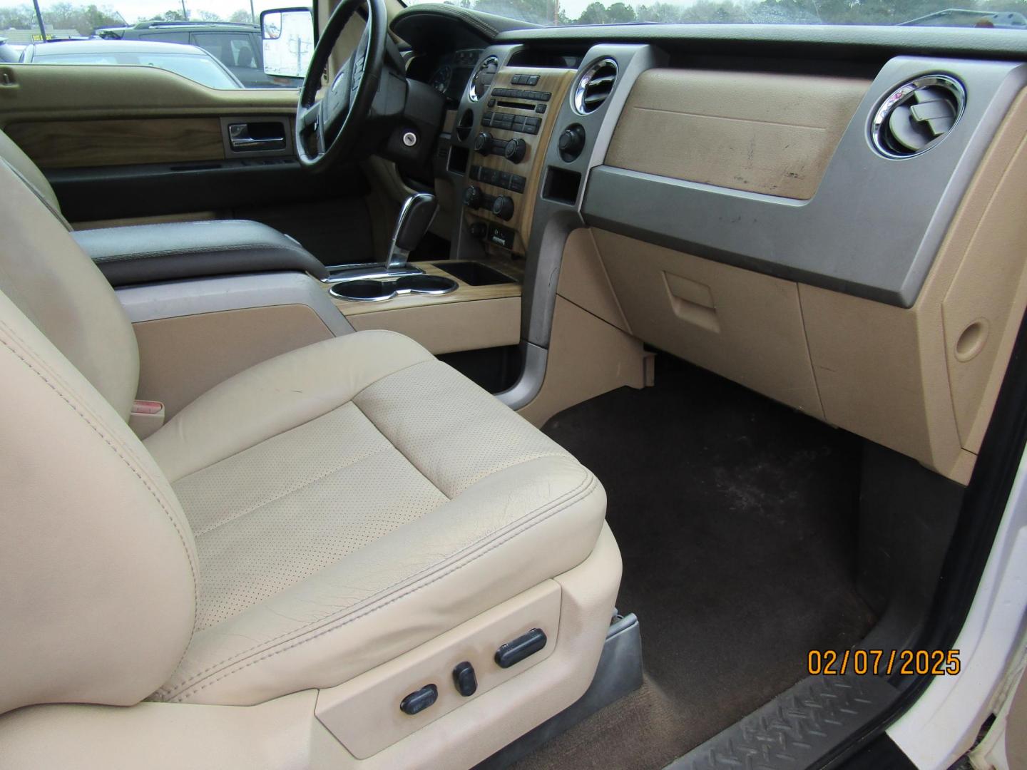 2011 White /Tan Ford F-150 FX2 SuperCab 6.5-ft. Bed 2WD (1FTFX1CF0BF) with an 5.0L V8 engine, Automatic transmission, located at 15016 S Hwy 231, Midland City, AL, 36350, (334) 983-3001, 31.306210, -85.495277 - Photo#9