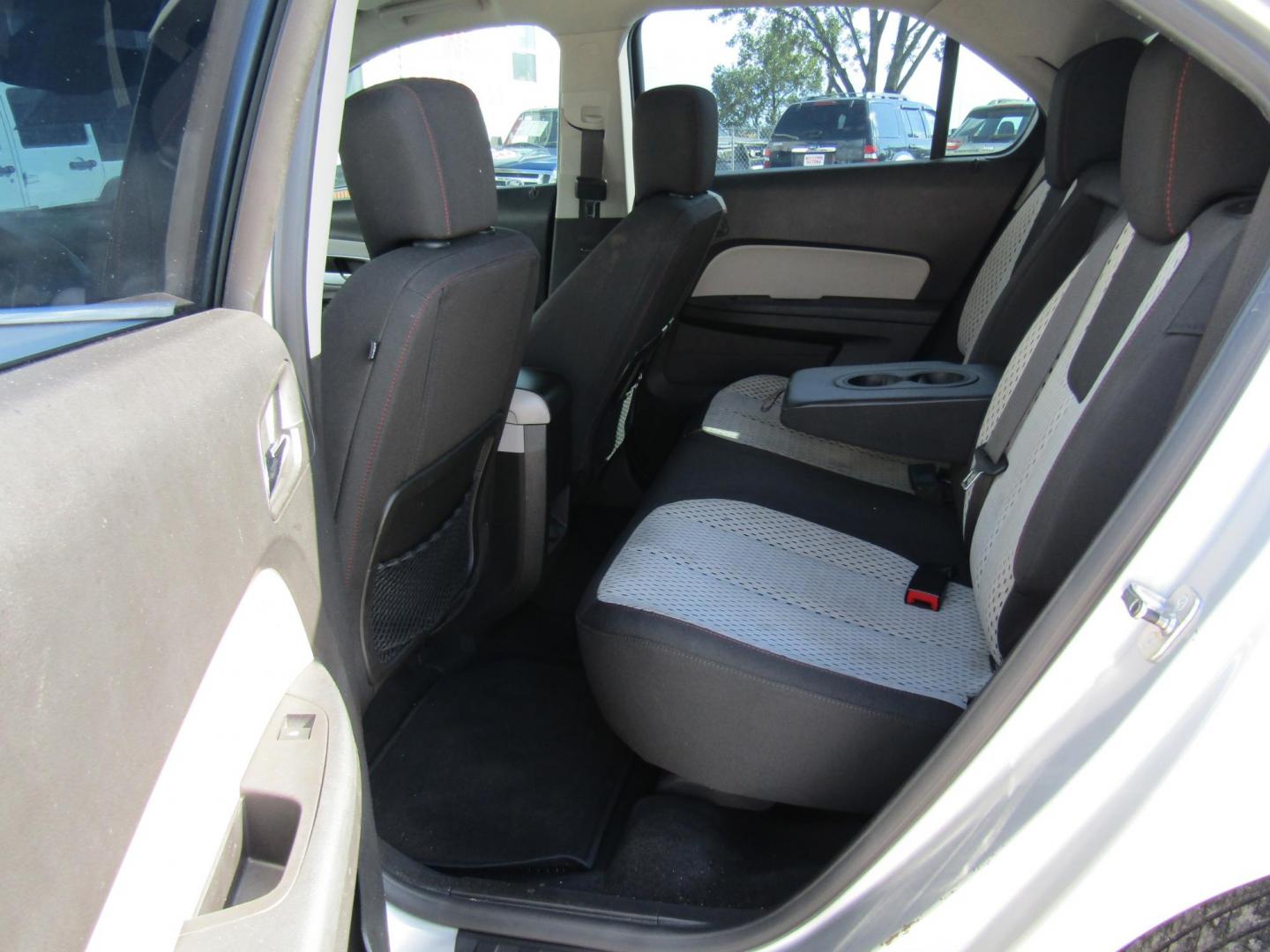2011 Silver Chevrolet Equinox LS 2WD (2GNALBEC8B1) with an 2.4L L4 DOHC 16V engine, Automatic transmission, located at 15016 S Hwy 231, Midland City, AL, 36350, (334) 983-3001, 31.306210, -85.495277 - Photo#4