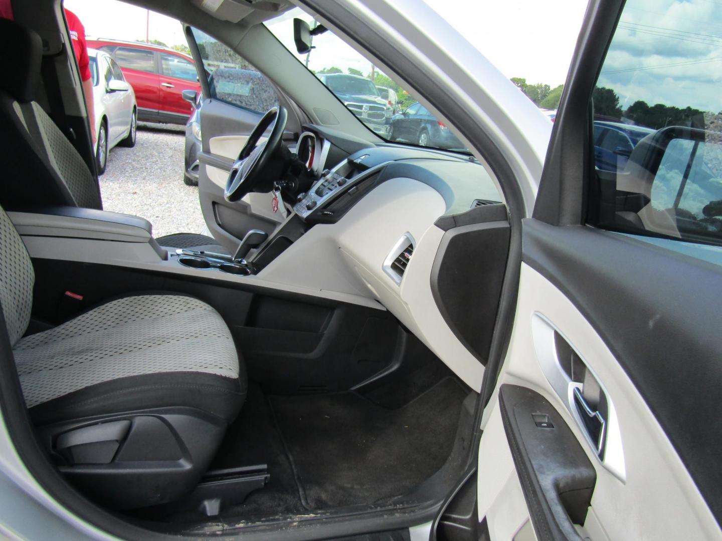 2011 Silver Chevrolet Equinox LS 2WD (2GNALBEC8B1) with an 2.4L L4 DOHC 16V engine, Automatic transmission, located at 15016 S Hwy 231, Midland City, AL, 36350, (334) 983-3001, 31.306210, -85.495277 - Photo#9