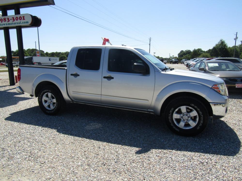 2010 Silver Nissan Frontier LE Crew Cab 2WD (1N6AD0ER9AC) with an 4.0L V6 DOHC 24V engine, Automatic transmission, located at 15016 S Hwy 231, Midland City, AL, 36350, (334) 983-3001, 31.306210, -85.495277 - Photo #0