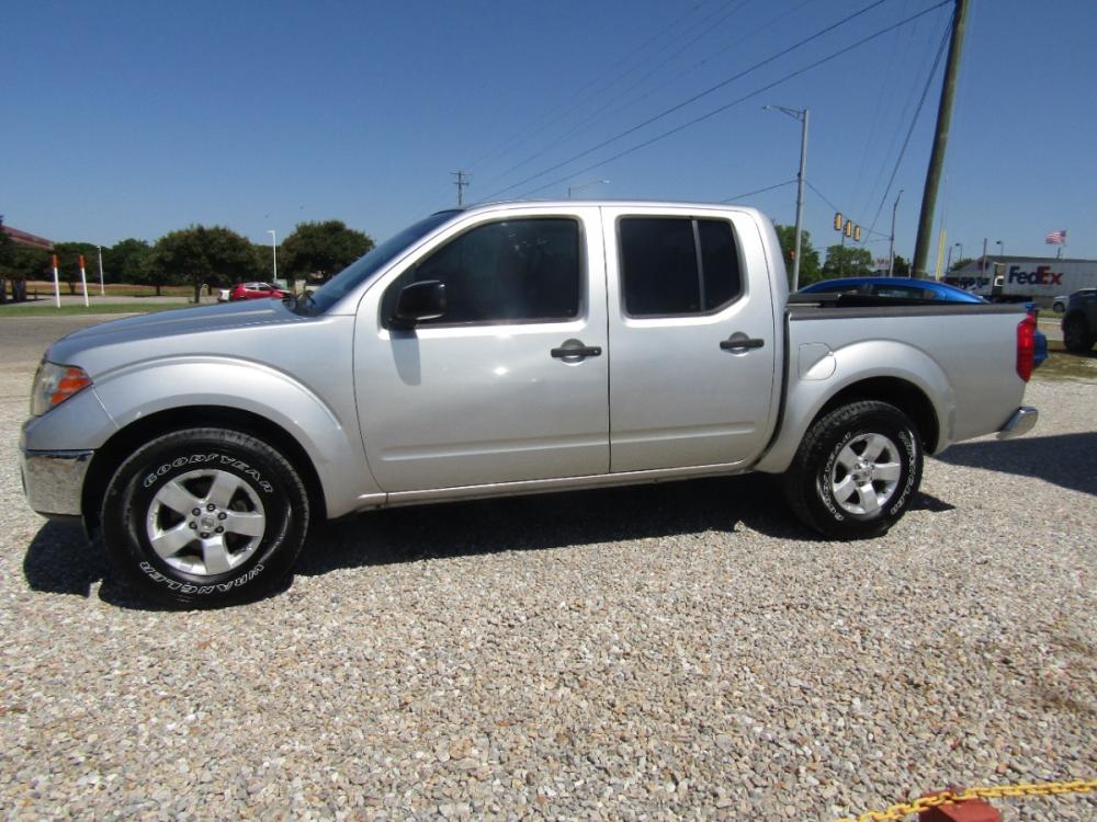 2010 Silver Nissan Frontier LE Crew Cab 2WD (1N6AD0ER9AC) with an 4.0L V6 DOHC 24V engine, Automatic transmission, located at 15016 S Hwy 231, Midland City, AL, 36350, (334) 983-3001, 31.306210, -85.495277 - Photo #2