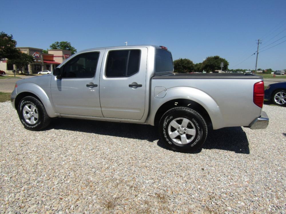 2010 Silver Nissan Frontier LE Crew Cab 2WD (1N6AD0ER9AC) with an 4.0L V6 DOHC 24V engine, Automatic transmission, located at 15016 S Hwy 231, Midland City, AL, 36350, (334) 983-3001, 31.306210, -85.495277 - Photo #5