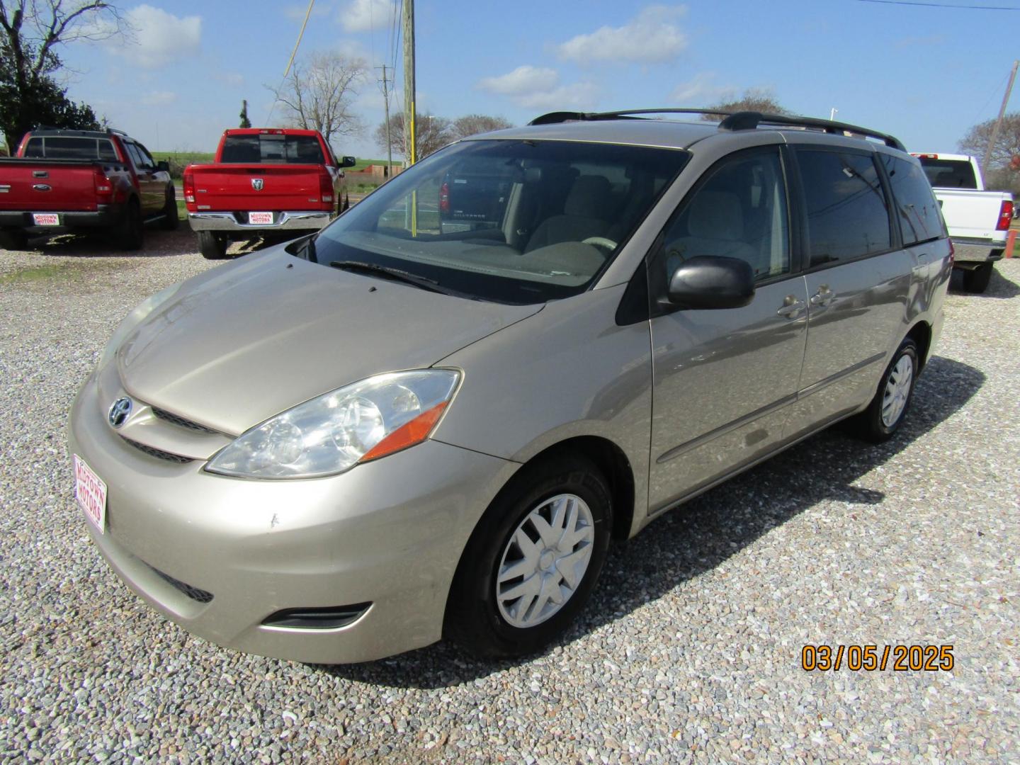 2009 Gold /Tan Toyota Sienna CE FWD 7-Passenger (5TDZK23C09S) with an 3.5L V6 EFI DOHC 24V engine, Automatic transmission, located at 15016 S Hwy 231, Midland City, AL, 36350, (334) 983-3001, 31.306210, -85.495277 - Photo#2