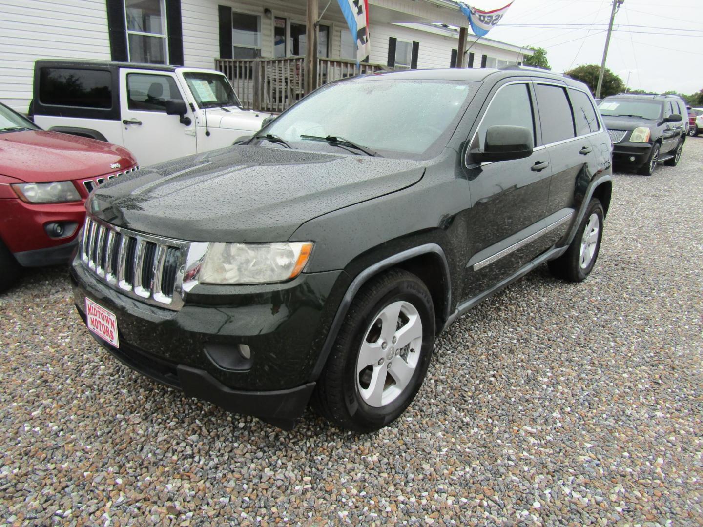 2011 Green /Black Jeep Grand Cherokee Laredo 2WD (1J4RS4GG1BC) with an 3.6L V6 DOHC 24V engine, Automatic transmission, located at 15016 S Hwy 231, Midland City, AL, 36350, (334) 983-3001, 31.306210, -85.495277 - Photo#2