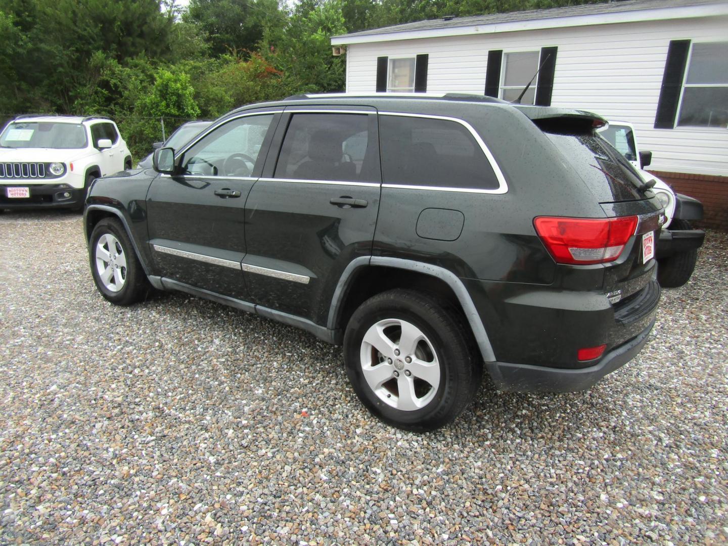 2011 Green /Black Jeep Grand Cherokee Laredo 2WD (1J4RS4GG1BC) with an 3.6L V6 DOHC 24V engine, Automatic transmission, located at 15016 S Hwy 231, Midland City, AL, 36350, (334) 983-3001, 31.306210, -85.495277 - Photo#5