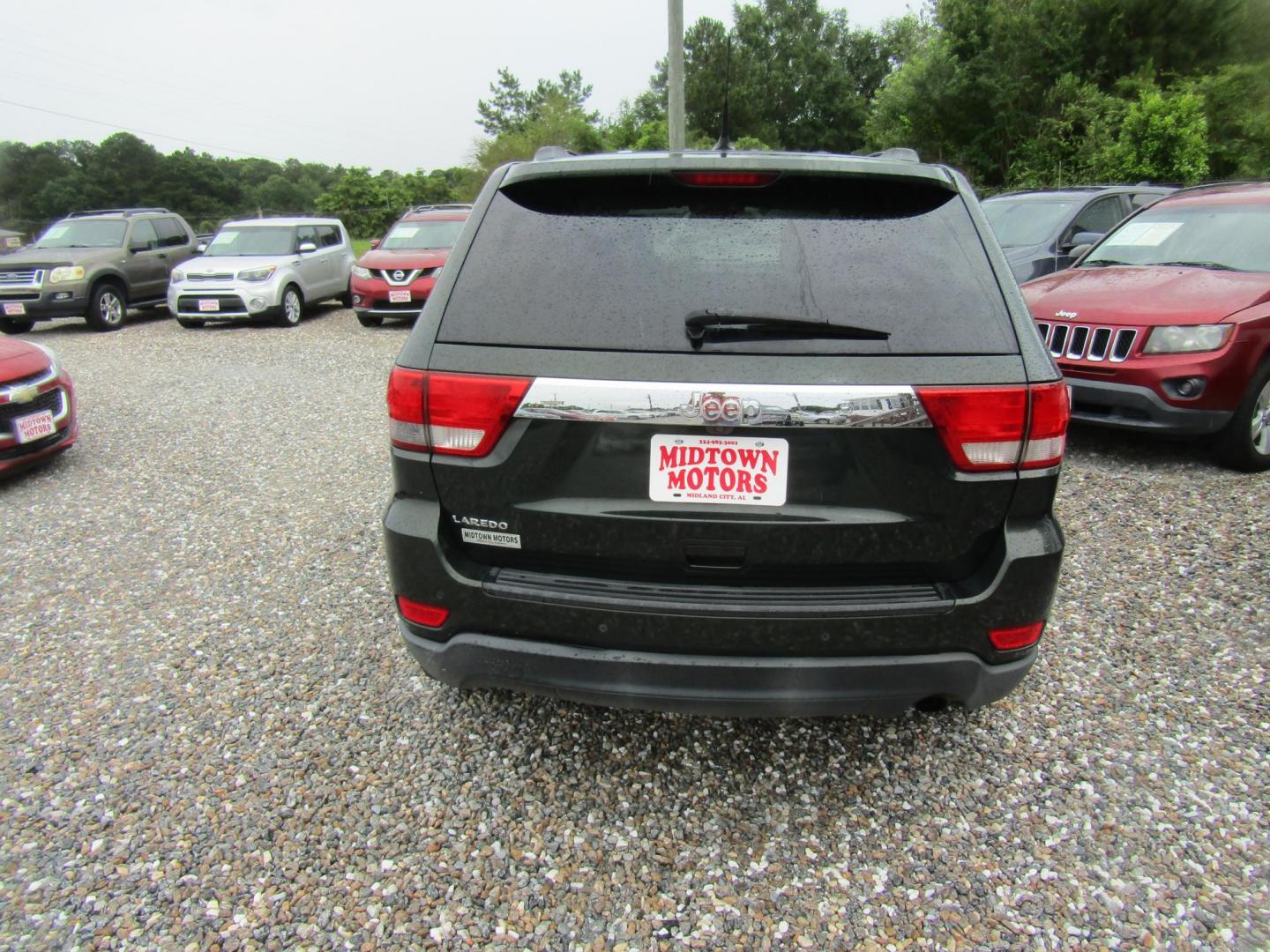 2011 Green /Black Jeep Grand Cherokee Laredo 2WD (1J4RS4GG1BC) with an 3.6L V6 DOHC 24V engine, Automatic transmission, located at 15016 S Hwy 231, Midland City, AL, 36350, (334) 983-3001, 31.306210, -85.495277 - Photo#6