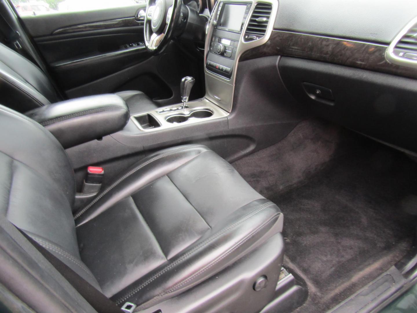 2011 Green /Black Jeep Grand Cherokee Laredo 2WD (1J4RS4GG1BC) with an 3.6L V6 DOHC 24V engine, Automatic transmission, located at 15016 S Hwy 231, Midland City, AL, 36350, (334) 983-3001, 31.306210, -85.495277 - Photo#9