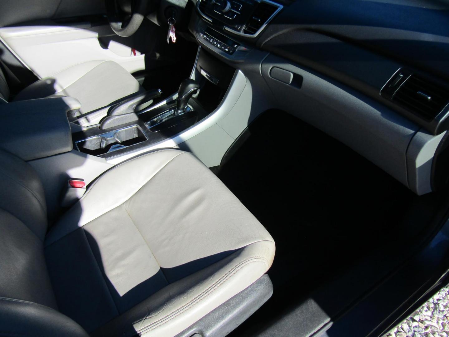 2013 Gray /Gray Honda Accord LX Sedan CVT (1HGCR2F38DA) with an 2.4L L4 DOHC 16V engine, Automatic transmission, located at 15016 S Hwy 231, Midland City, AL, 36350, (334) 983-3001, 31.306210, -85.495277 - Photo#7