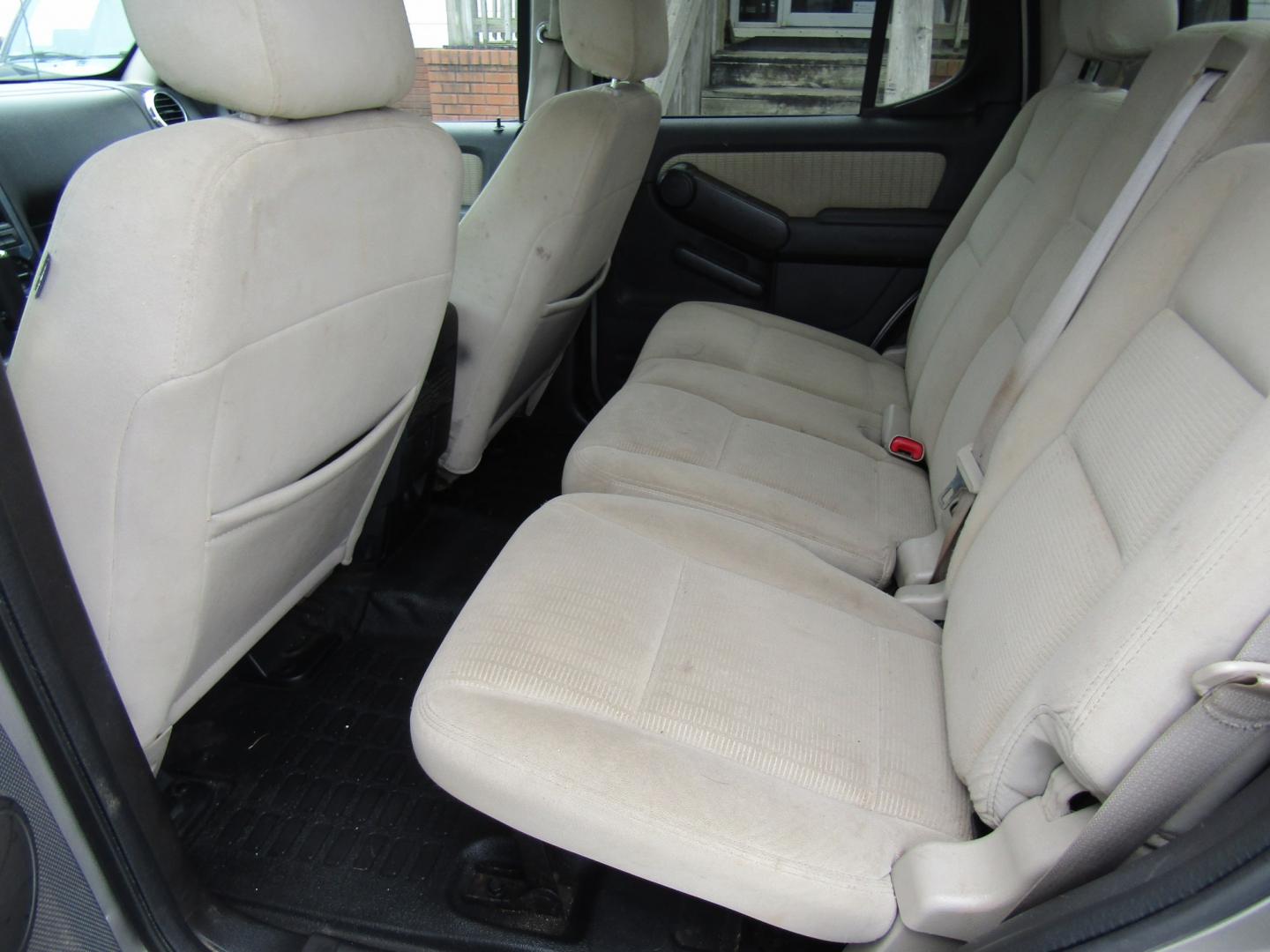 2008 Silver /Gray Ford Explorer Sport Trac XLT 4.0L 2WD (1FMEU31E08U) with an 4.0L V6 SOHC 12V engine, Automatic transmission, located at 15016 S Hwy 231, Midland City, AL, 36350, (334) 983-3001, 31.306210, -85.495277- Photo#4