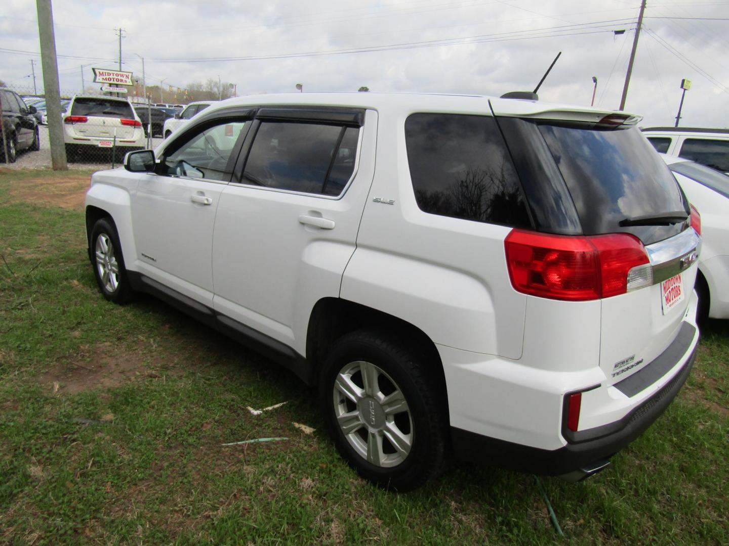 2016 White GMC Terrain SLE2 AWD (2GKFLSEK8G6) with an 2.4L L4 DOHC 16V engine, Automatic transmission, located at 15016 S Hwy 231, Midland City, AL, 36350, (334) 983-3001, 31.306210, -85.495277 - Photo#4