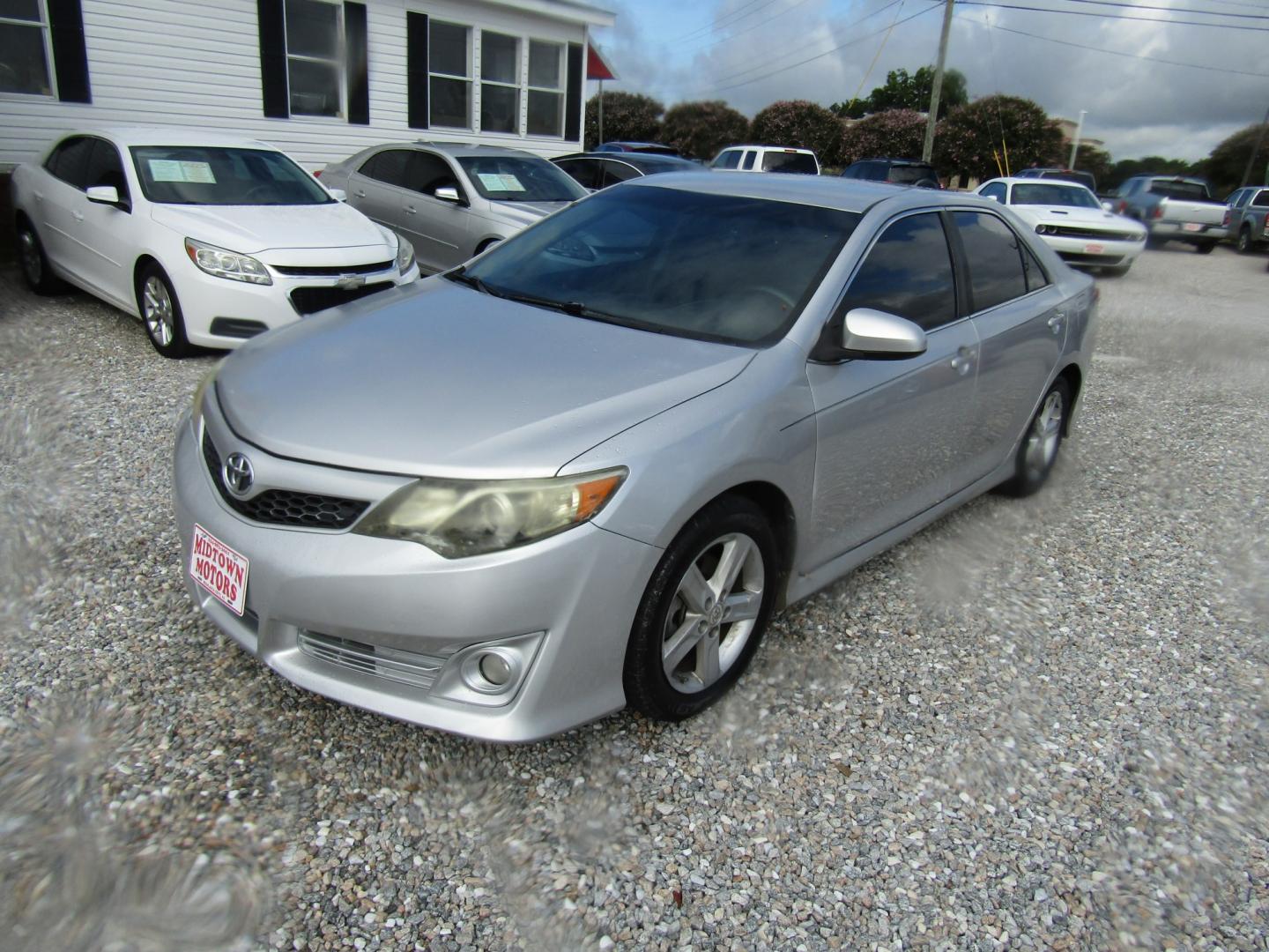 2012 Silver Toyota Camry SE (4T1BF1FK5CU) with an 2.5L L4 DOHC 16V engine, Automatic transmission, located at 15016 S Hwy 231, Midland City, AL, 36350, (334) 983-3001, 31.306210, -85.495277- Photo#2