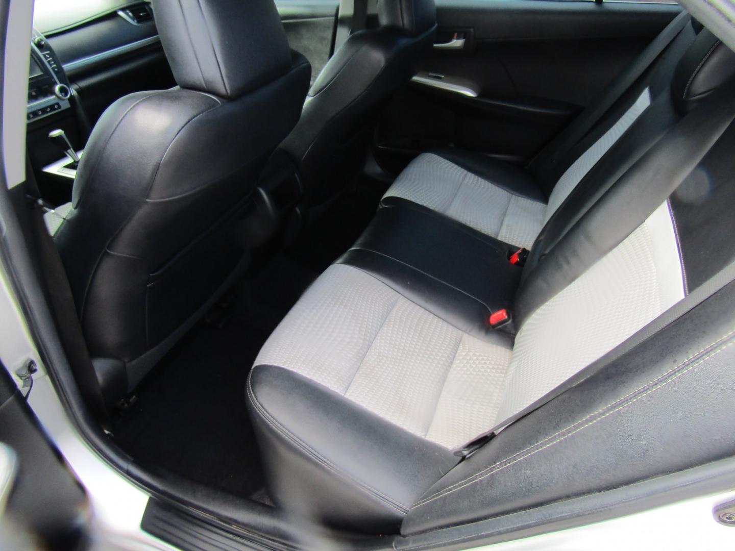 2012 Silver Toyota Camry SE (4T1BF1FK5CU) with an 2.5L L4 DOHC 16V engine, Automatic transmission, located at 15016 S Hwy 231, Midland City, AL, 36350, (334) 983-3001, 31.306210, -85.495277- Photo#4