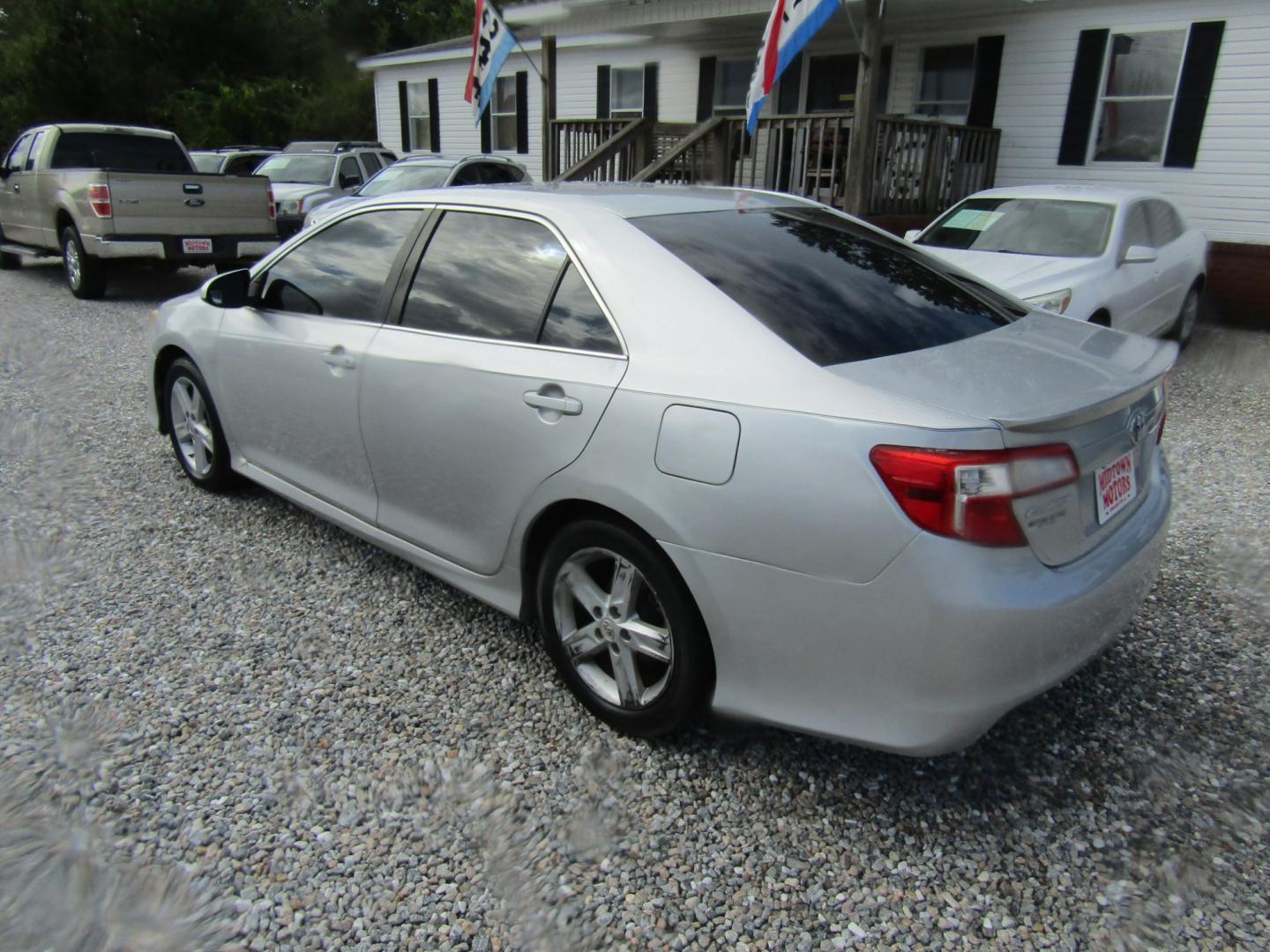 2012 Silver Toyota Camry SE (4T1BF1FK5CU) with an 2.5L L4 DOHC 16V engine, Automatic transmission, located at 15016 S Hwy 231, Midland City, AL, 36350, (334) 983-3001, 31.306210, -85.495277- Photo#5