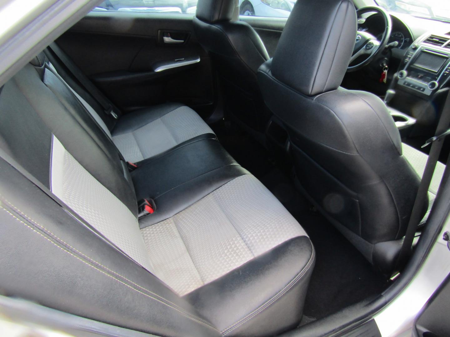 2012 Silver Toyota Camry SE (4T1BF1FK5CU) with an 2.5L L4 DOHC 16V engine, Automatic transmission, located at 15016 S Hwy 231, Midland City, AL, 36350, (334) 983-3001, 31.306210, -85.495277- Photo#8