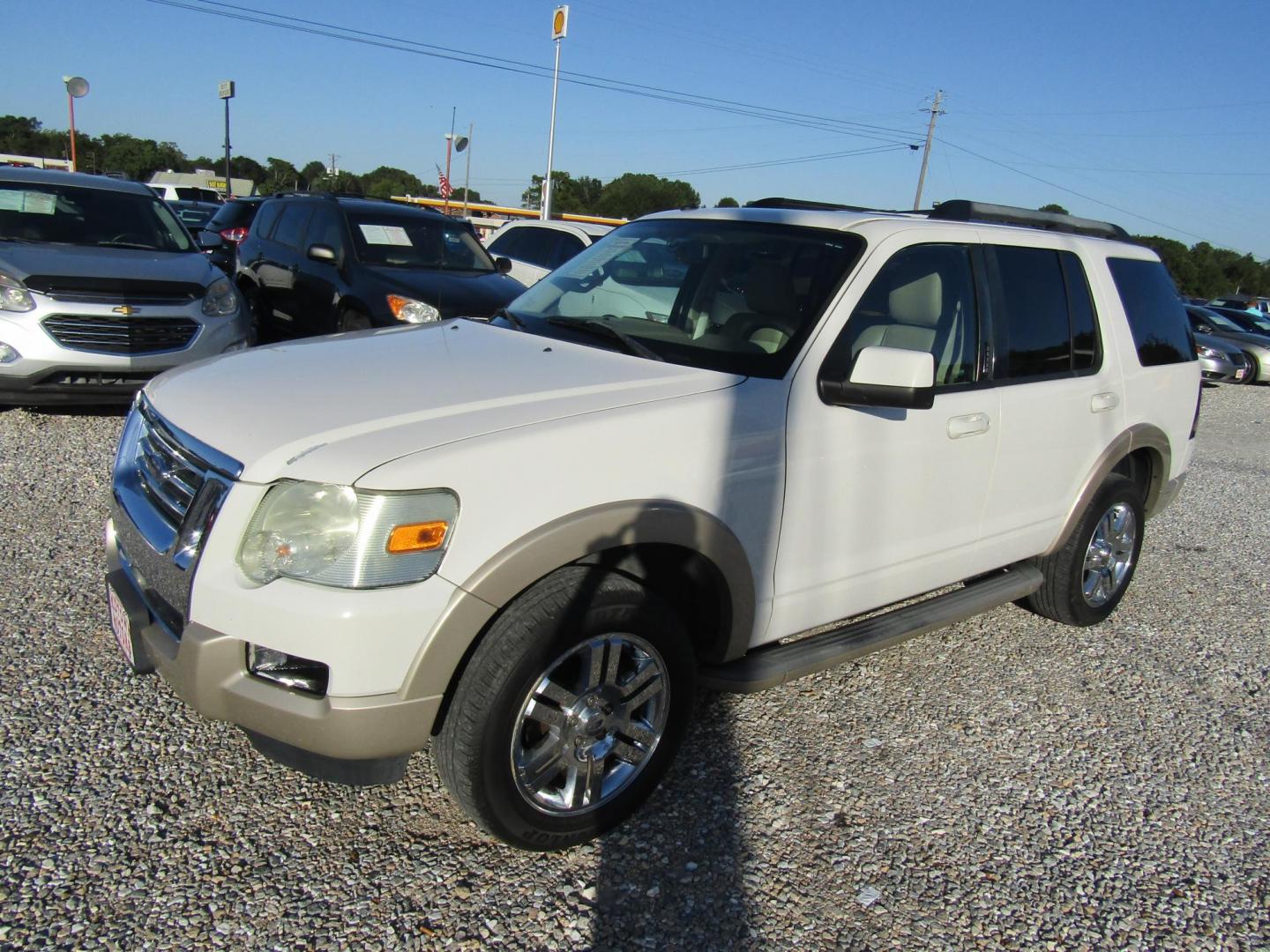 2009 White Ford Explorer Eddie Bauer 4.0L 2WD (1FMEU64E49U) with an 4.0L V6 SOHC 16V engine, Automatic transmission, located at 15016 S Hwy 231, Midland City, AL, 36350, (334) 983-3001, 31.306210, -85.495277 - Photo#2