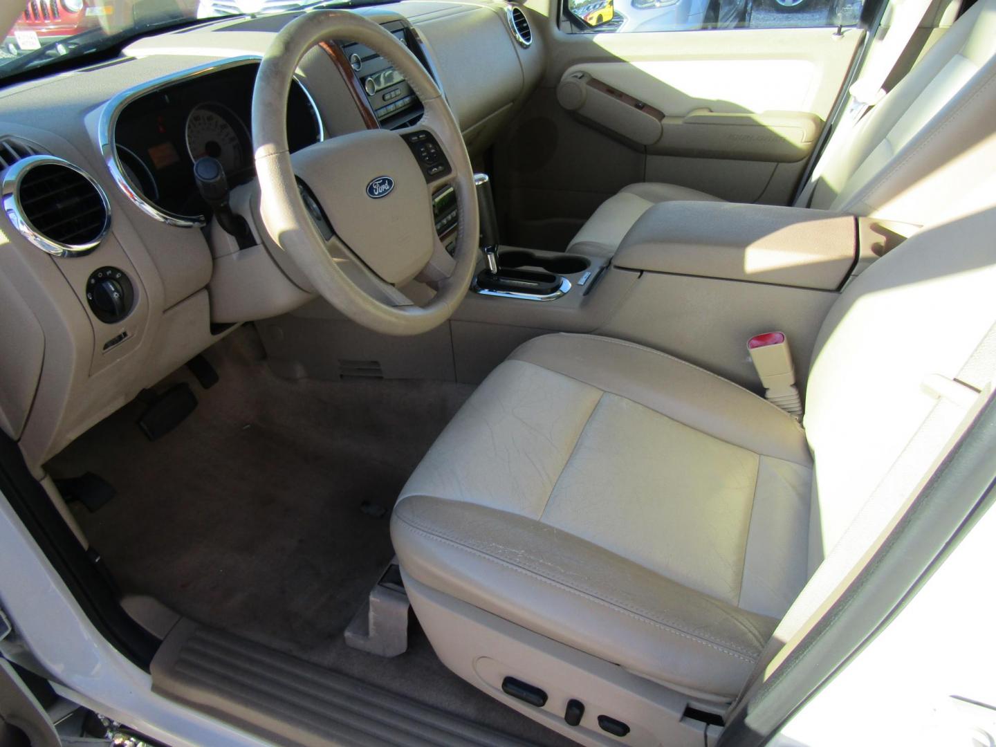 2009 White Ford Explorer Eddie Bauer 4.0L 2WD (1FMEU64E49U) with an 4.0L V6 SOHC 16V engine, Automatic transmission, located at 15016 S Hwy 231, Midland City, AL, 36350, (334) 983-3001, 31.306210, -85.495277 - Photo#3