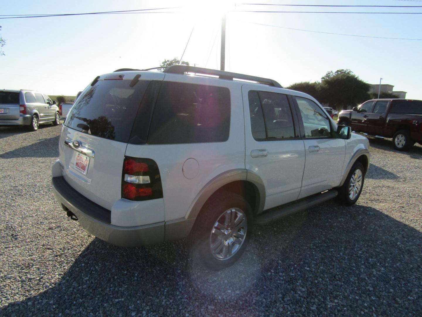 2009 White Ford Explorer Eddie Bauer 4.0L 2WD (1FMEU64E49U) with an 4.0L V6 SOHC 16V engine, Automatic transmission, located at 15016 S Hwy 231, Midland City, AL, 36350, (334) 983-3001, 31.306210, -85.495277 - Photo#7