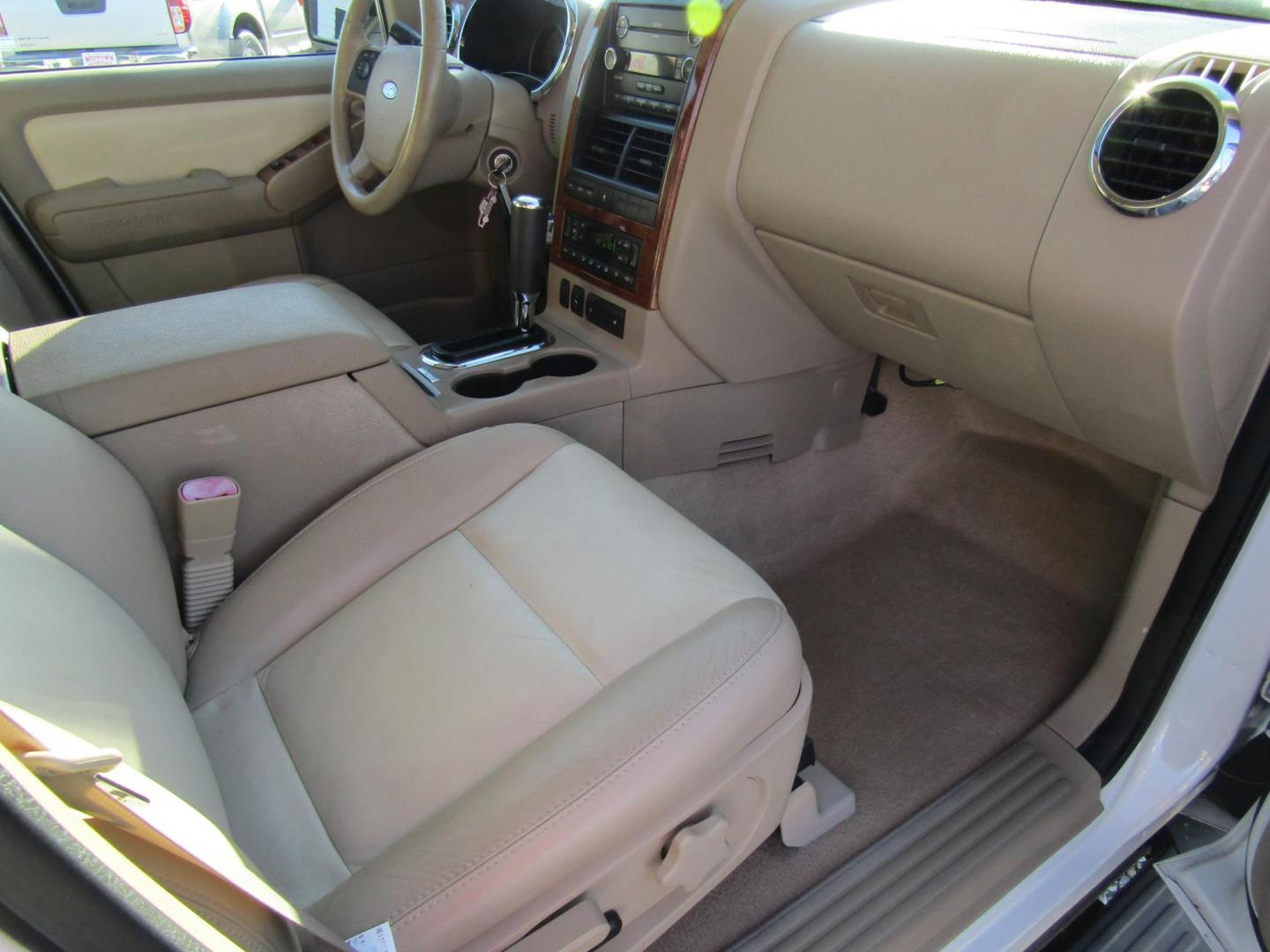 2009 White Ford Explorer Eddie Bauer 4.0L 2WD (1FMEU64E49U) with an 4.0L V6 SOHC 16V engine, Automatic transmission, located at 15016 S Hwy 231, Midland City, AL, 36350, (334) 983-3001, 31.306210, -85.495277 - Photo#9