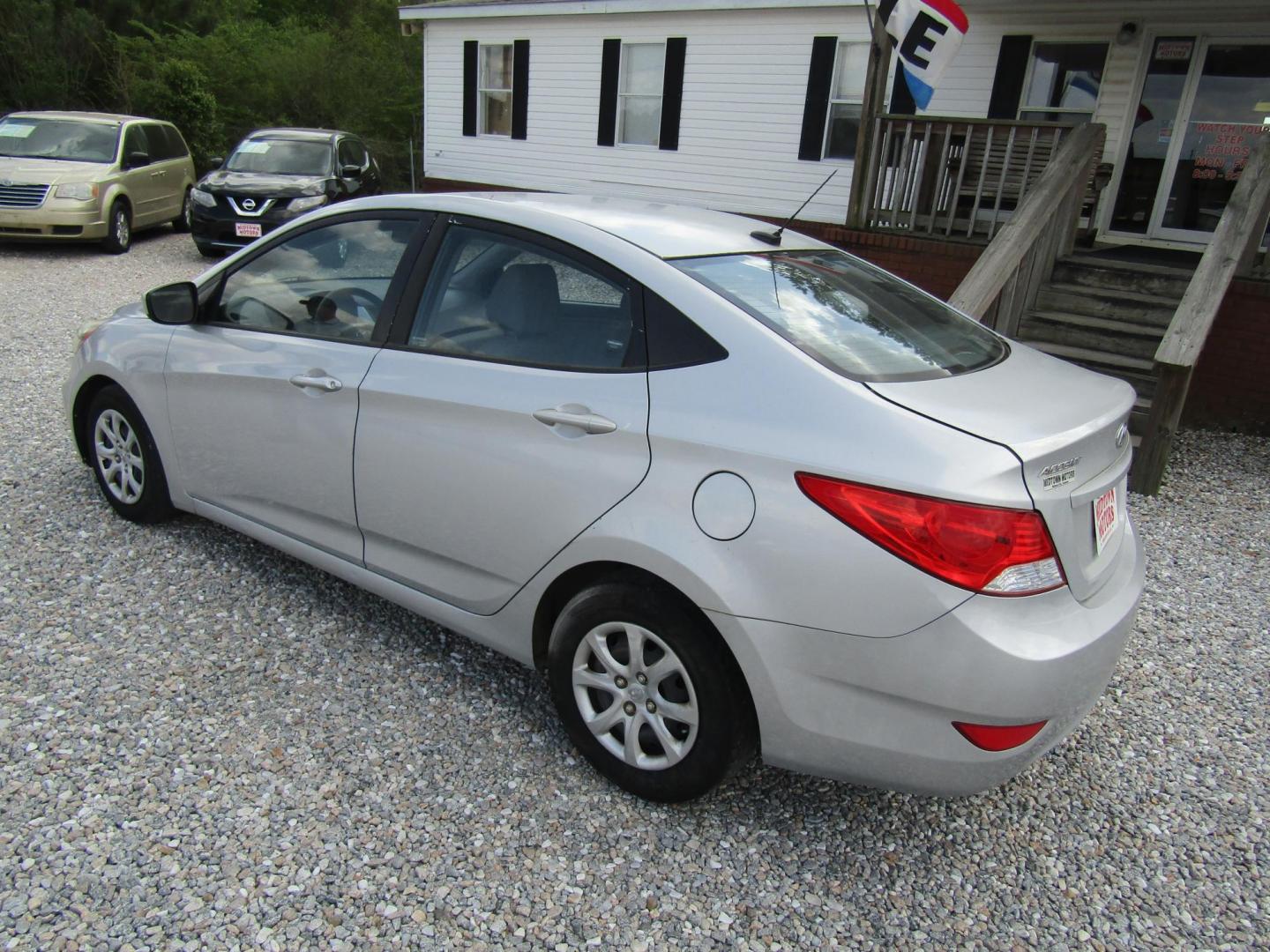 2013 Silver /Gray Hyundai Accent GLS 4-Door (KMHCT4AE0DU) with an 1.6L L4 DOHC 16V engine, Automatic transmission, located at 15016 S Hwy 231, Midland City, AL, 36350, (334) 983-3001, 31.306210, -85.495277 - Photo#4