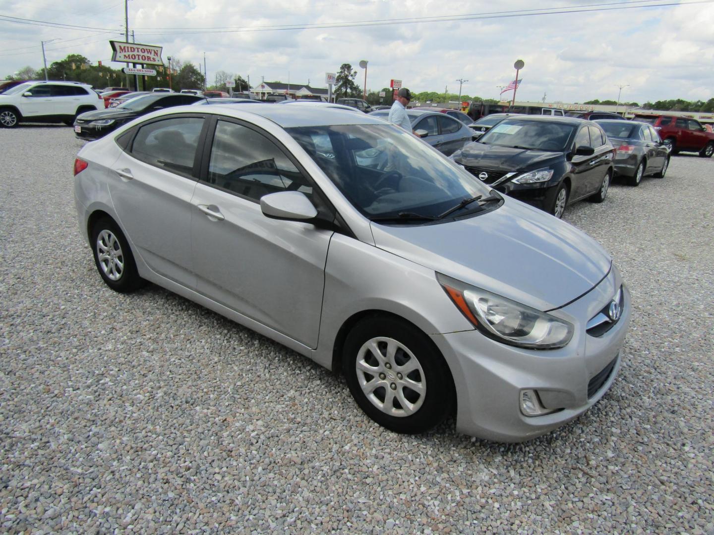2013 Silver /Gray Hyundai Accent GLS 4-Door (KMHCT4AE0DU) with an 1.6L L4 DOHC 16V engine, Automatic transmission, located at 15016 S Hwy 231, Midland City, AL, 36350, (334) 983-3001, 31.306210, -85.495277 - Photo#3