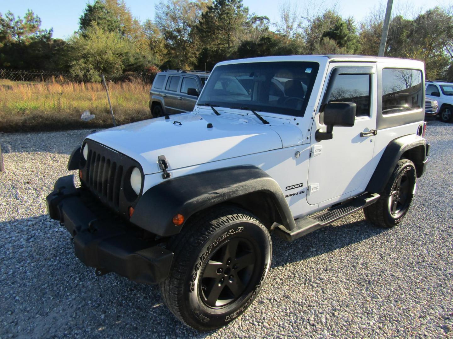 2011 White Jeep Wrangler Sport 4WD (1J4AA2D13BL) with an 3.8L V6 OHV 12V engine, Automatic transmission, located at 15016 S Hwy 231, Midland City, AL, 36350, (334) 983-3001, 31.306210, -85.495277 - Photo#2