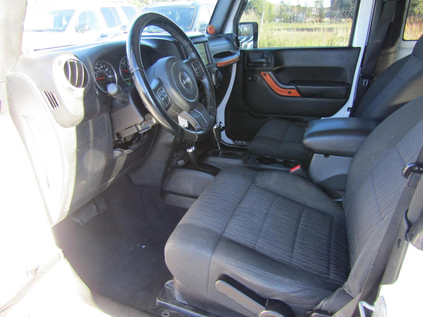 2011 White Jeep Wrangler Sport 4WD (1J4AA2D13BL) with an 3.8L V6 OHV 12V engine, Automatic transmission, located at 15016 S Hwy 231, Midland City, AL, 36350, (334) 983-3001, 31.306210, -85.495277 - Photo#4