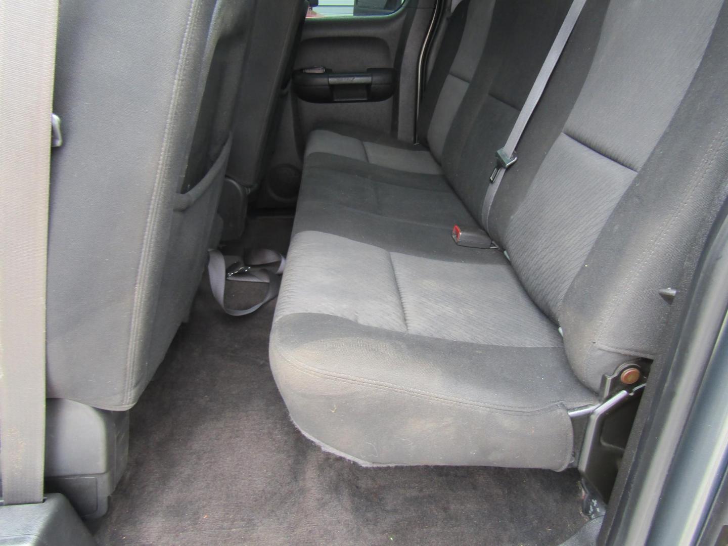 2011 Gray /Gray Chevrolet Silverado 1500 LS Extended Cab 2WD (1GCRCREA9BZ) with an 4.8L V8 OHV 16V engine, Automatic transmission, located at 15016 S Hwy 231, Midland City, AL, 36350, (334) 983-3001, 31.306210, -85.495277 - Photo#4