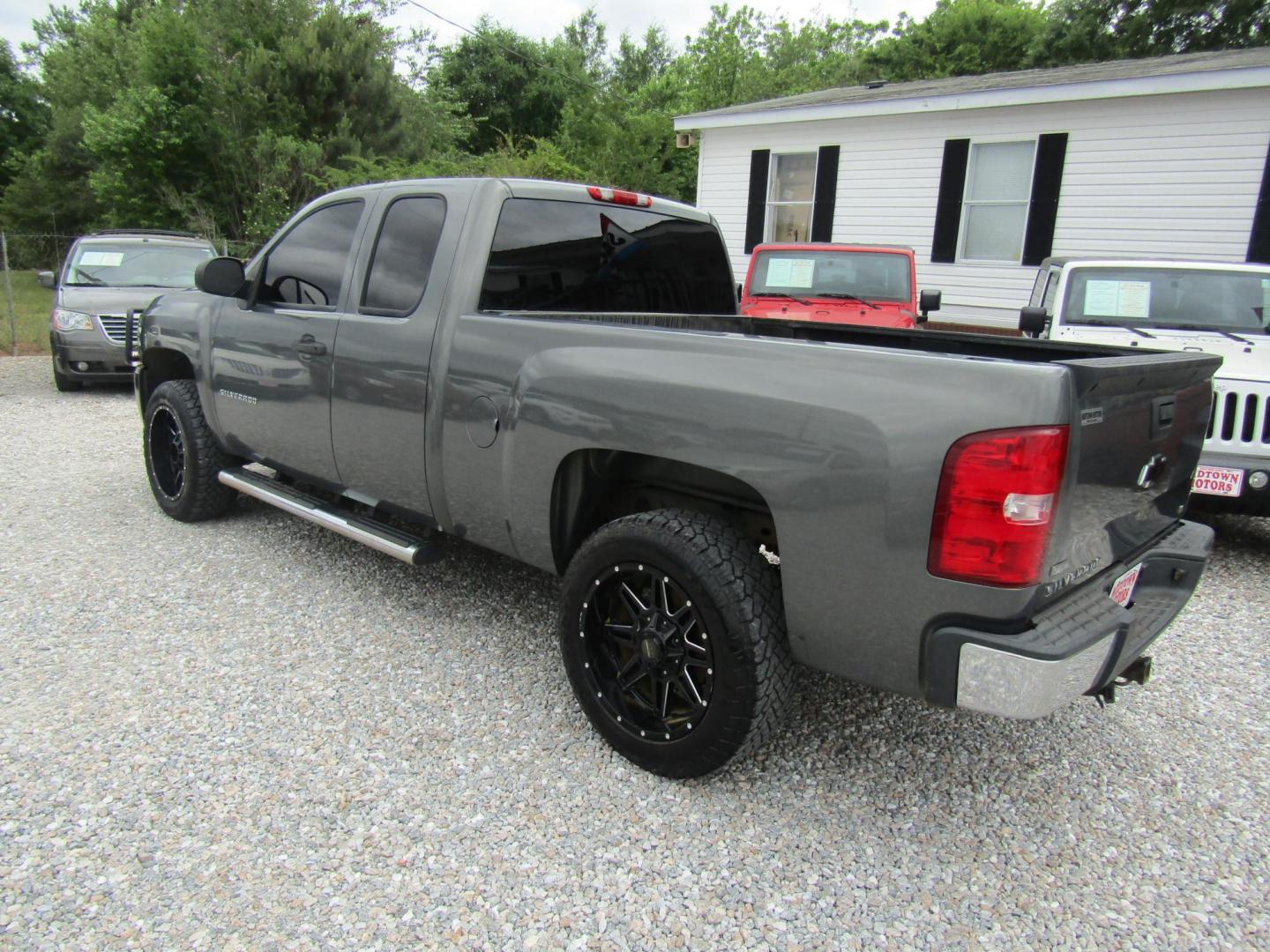 2011 Gray /Gray Chevrolet Silverado 1500 LS Extended Cab 2WD (1GCRCREA9BZ) with an 4.8L V8 OHV 16V engine, Automatic transmission, located at 15016 S Hwy 231, Midland City, AL, 36350, (334) 983-3001, 31.306210, -85.495277 - Photo#5