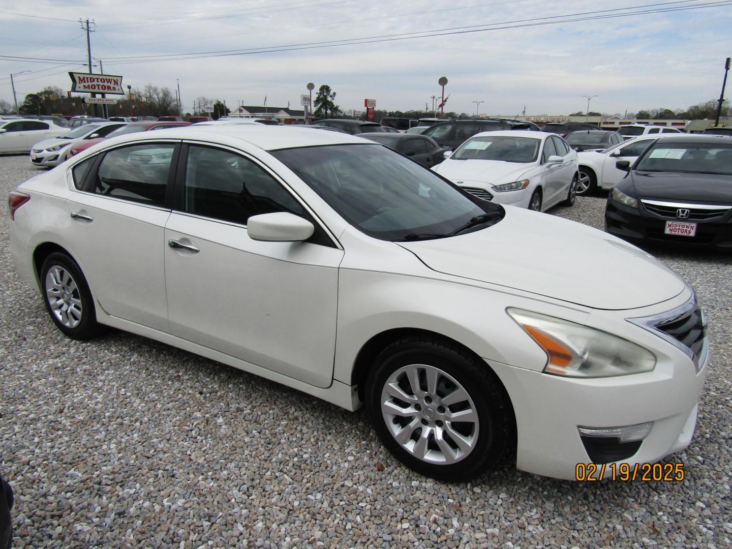 2013 White /Black Nissan Altima 2.5 S (1N4AL3AP8DC) with an 2.5L L4 DOHC 16V engine, Automatic transmission, located at 15016 S Hwy 231, Midland City, AL, 36350, (334) 983-3001, 31.306210, -85.495277 - Photo#0