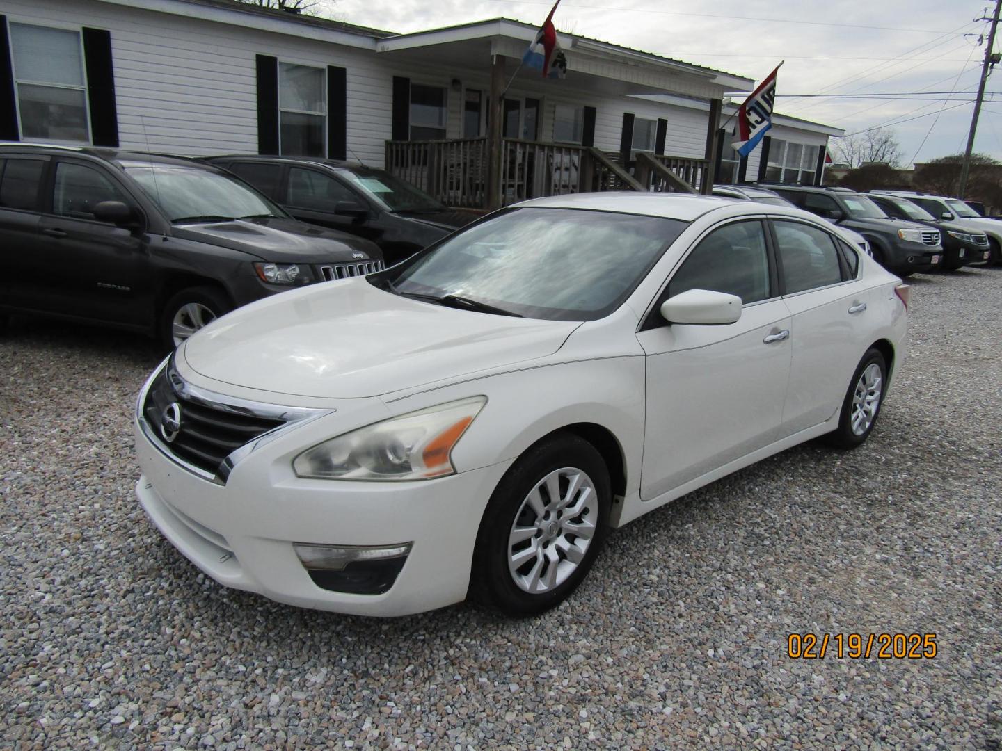 2013 White /Black Nissan Altima 2.5 S (1N4AL3AP8DC) with an 2.5L L4 DOHC 16V engine, Automatic transmission, located at 15016 S Hwy 231, Midland City, AL, 36350, (334) 983-3001, 31.306210, -85.495277 - Photo#1