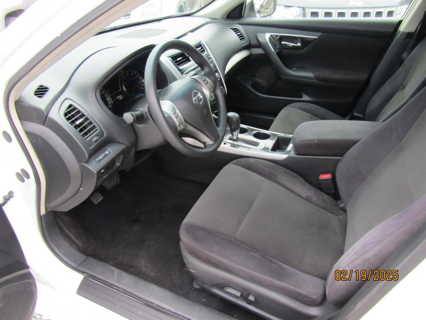 2013 White /Black Nissan Altima 2.5 S (1N4AL3AP8DC) with an 2.5L L4 DOHC 16V engine, Automatic transmission, located at 15016 S Hwy 231, Midland City, AL, 36350, (334) 983-3001, 31.306210, -85.495277 - Photo#2
