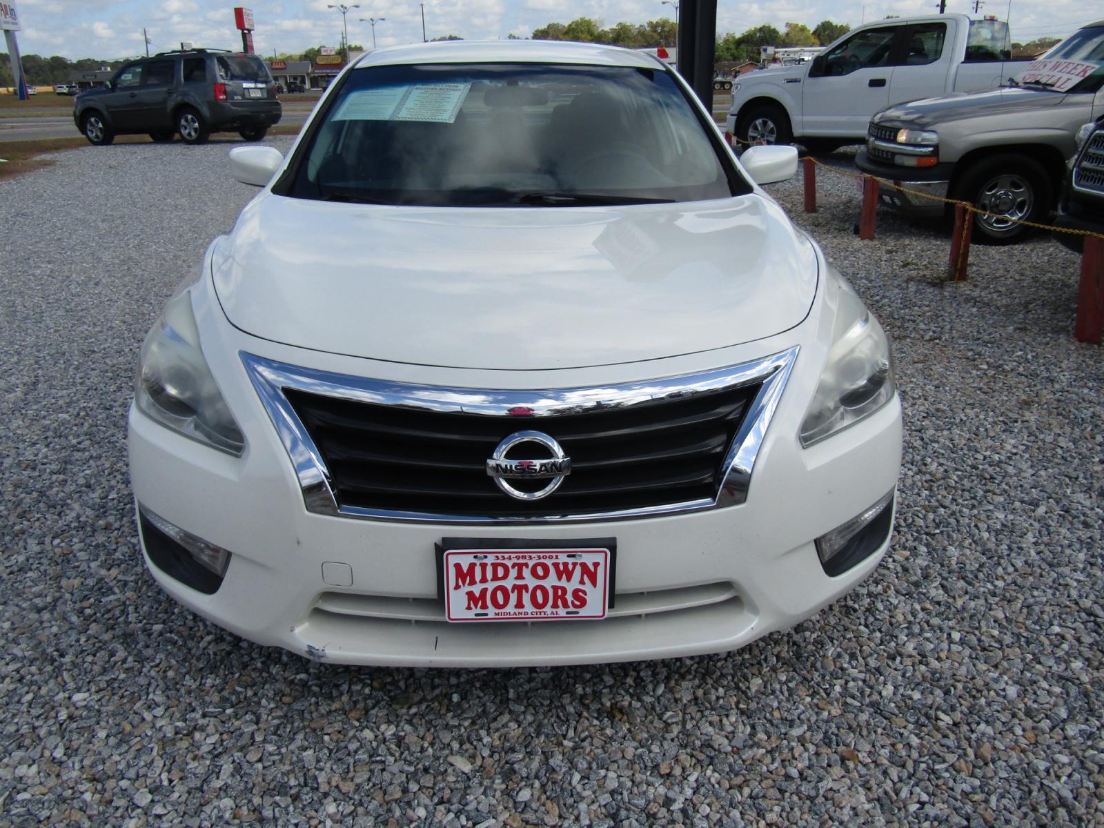 2013 White Nissan Altima 2.5 S (1N4AL3AP8DC) with an 2.5L L4 DOHC 16V engine, Automatic transmission, located at 15016 S Hwy 231, Midland City, AL, 36350, (334) 983-3001, 31.306210, -85.495277 - Photo #1