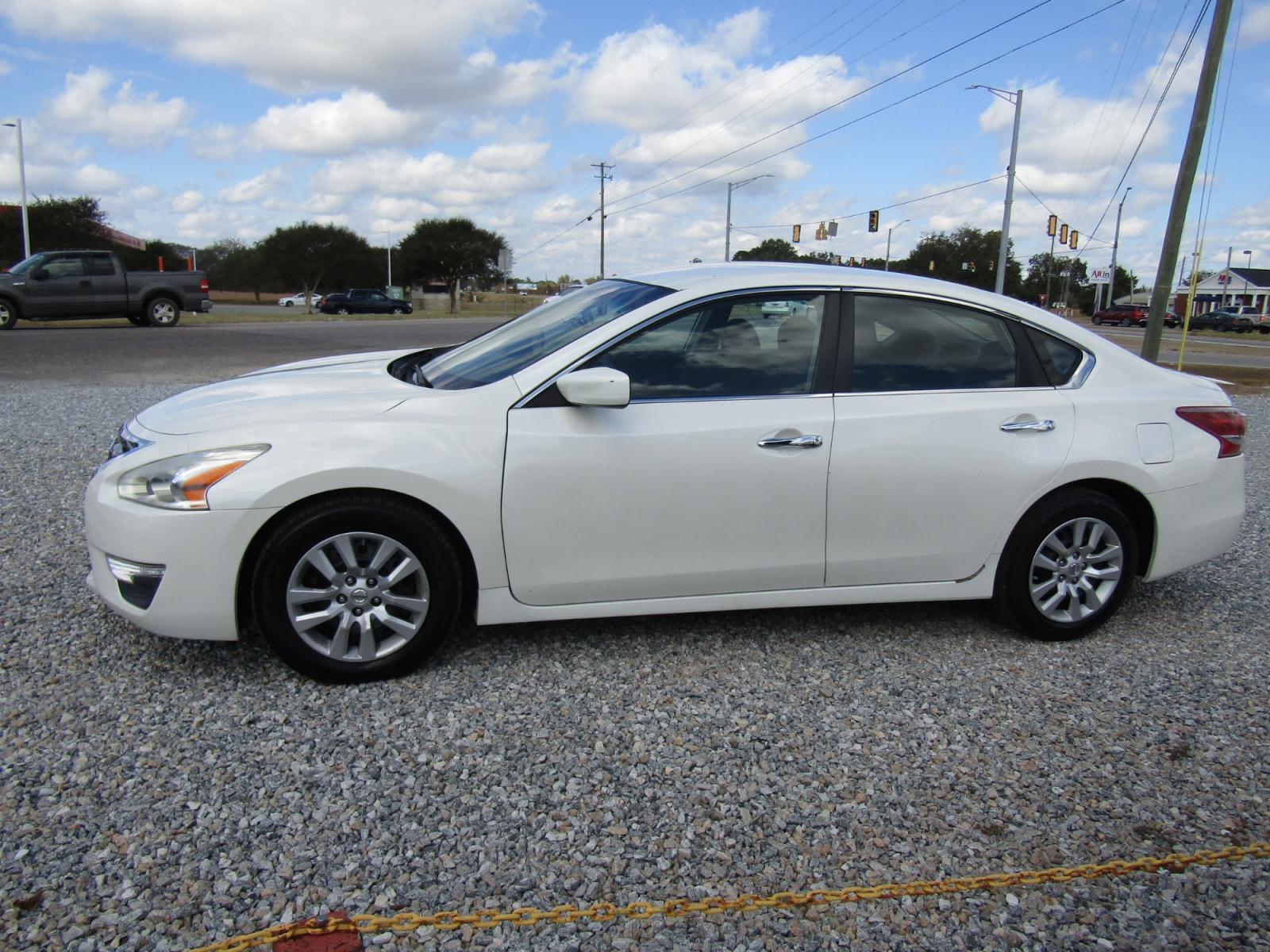 2013 White Nissan Altima 2.5 S (1N4AL3AP8DC) with an 2.5L L4 DOHC 16V engine, Automatic transmission, located at 15016 S Hwy 231, Midland City, AL, 36350, (334) 983-3001, 31.306210, -85.495277 - Photo #2