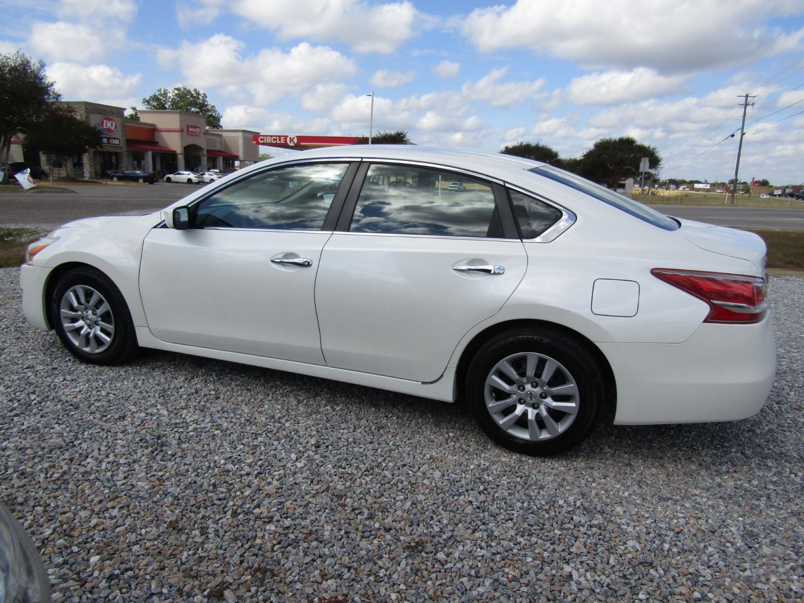 2013 White Nissan Altima 2.5 S (1N4AL3AP8DC) with an 2.5L L4 DOHC 16V engine, Automatic transmission, located at 15016 S Hwy 231, Midland City, AL, 36350, (334) 983-3001, 31.306210, -85.495277 - Photo #5