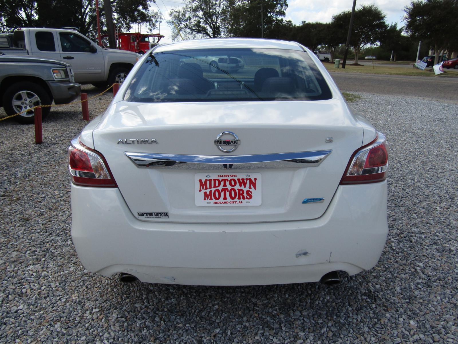 2013 White Nissan Altima 2.5 S (1N4AL3AP8DC) with an 2.5L L4 DOHC 16V engine, Automatic transmission, located at 15016 S Hwy 231, Midland City, AL, 36350, (334) 983-3001, 31.306210, -85.495277 - Photo #6