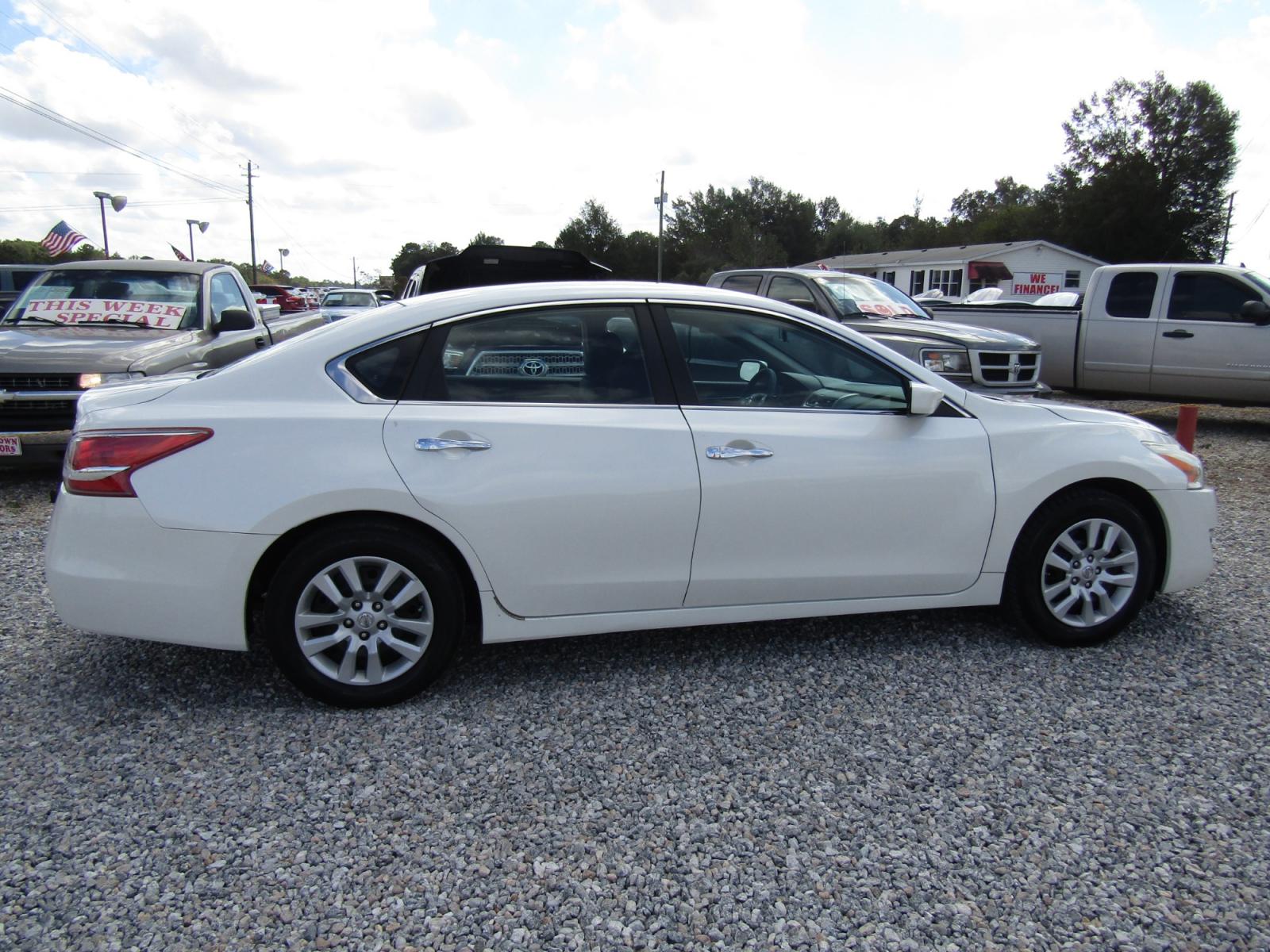 2013 White Nissan Altima 2.5 S (1N4AL3AP8DC) with an 2.5L L4 DOHC 16V engine, Automatic transmission, located at 15016 S Hwy 231, Midland City, AL, 36350, (334) 983-3001, 31.306210, -85.495277 - Photo #7